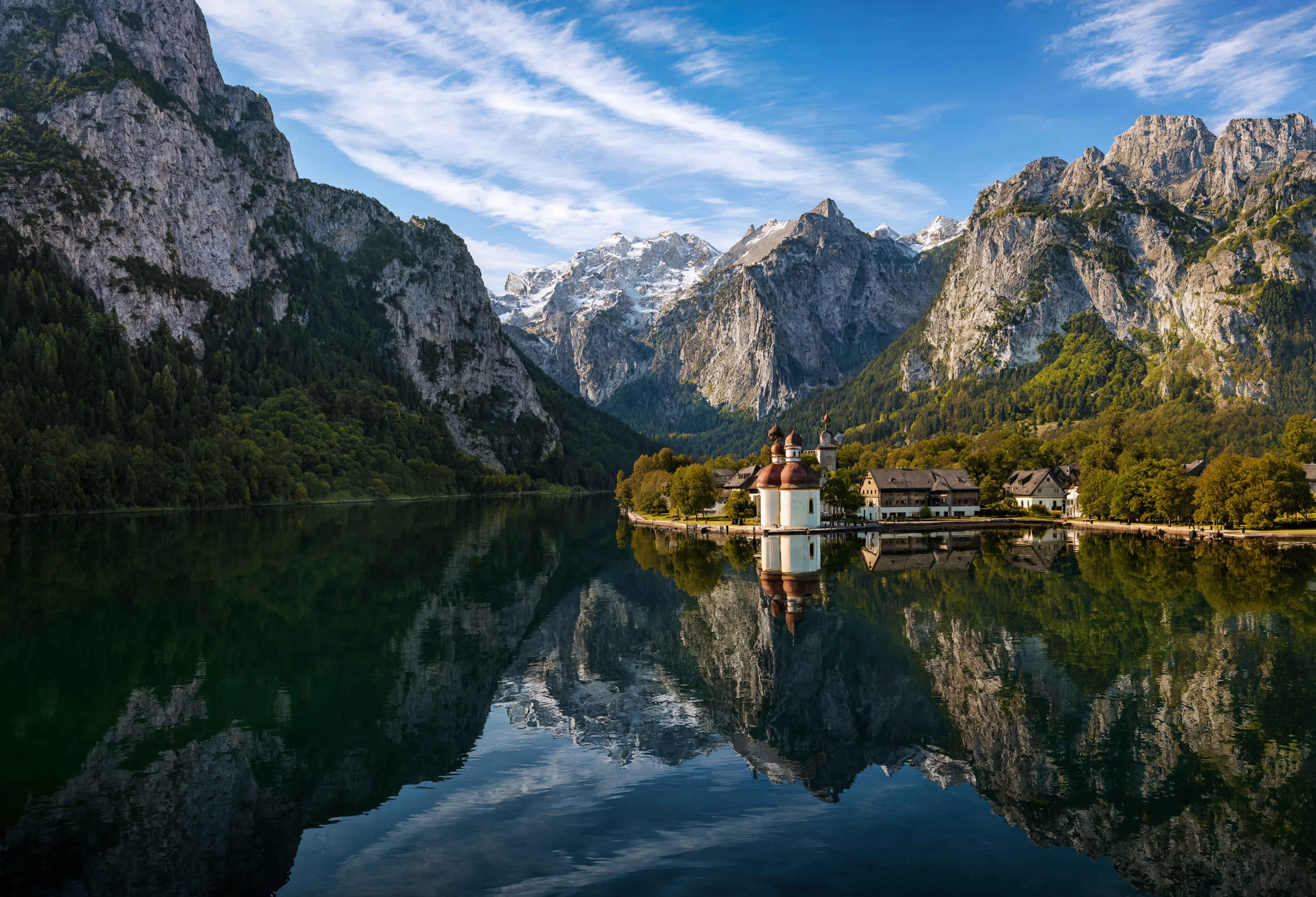 Atemberaubende Panoramansicht der deutschen Alpenlandschaft im goldenen Herbstlicht