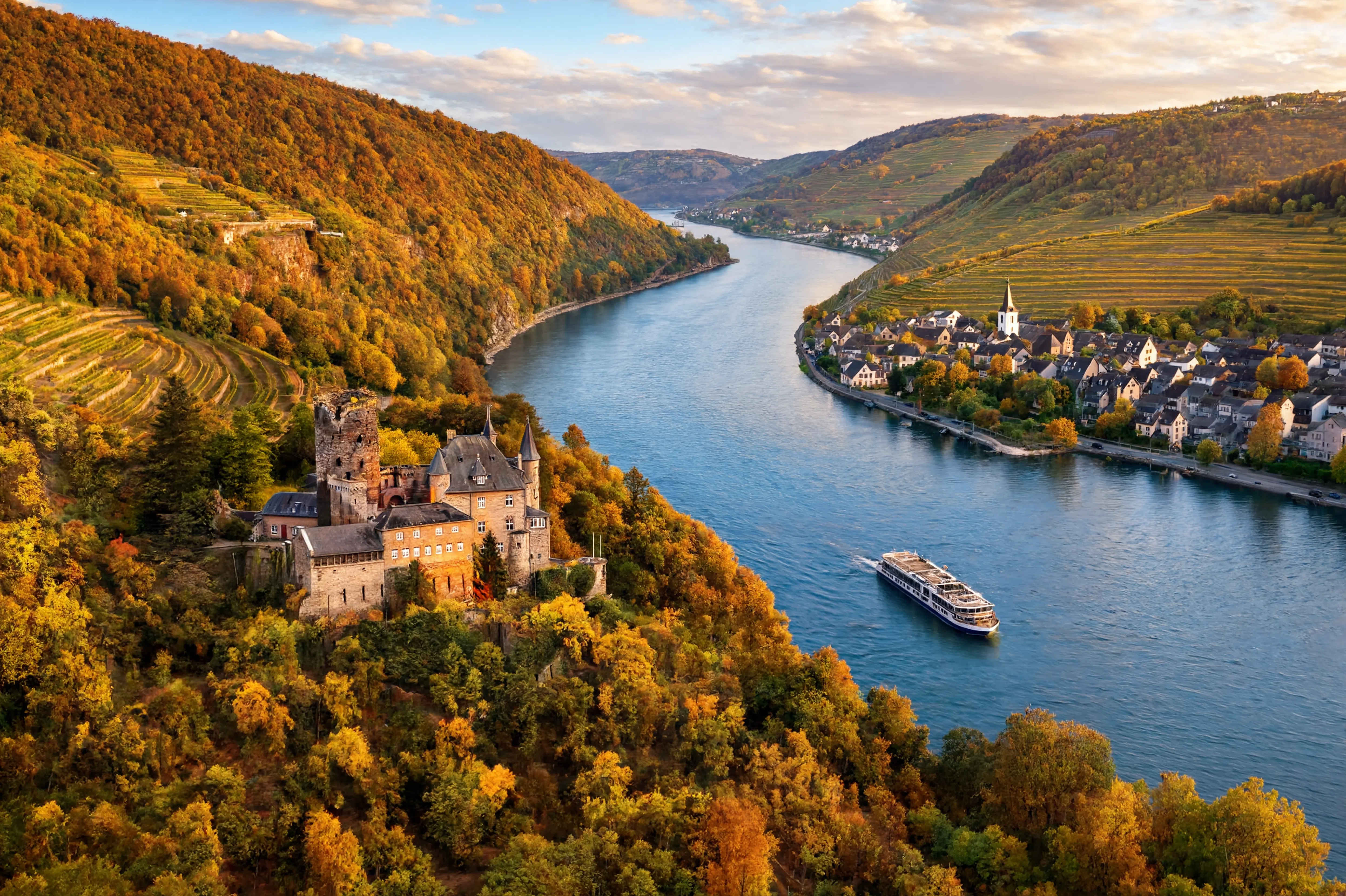 Panoramablick auf das Rheintal mit historischen Burgen und Weinbergen